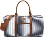 Lona feminina e masculina carregando mochilas
