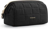 Bolsa de viagem com bolsa aberta e itens essenciais